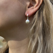 Earrings with natural pearls